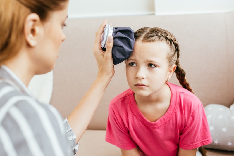 Prellung vom Kind wird gekühlt