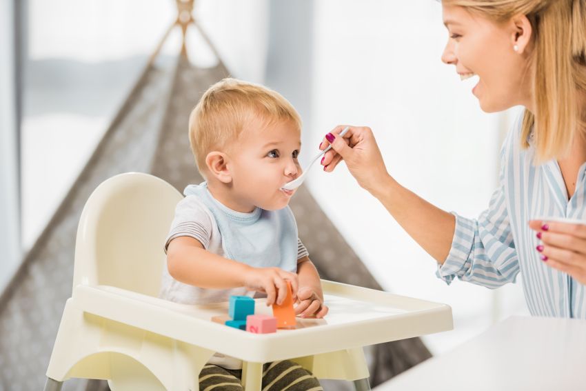 Baby im Hochstuhl beim essen